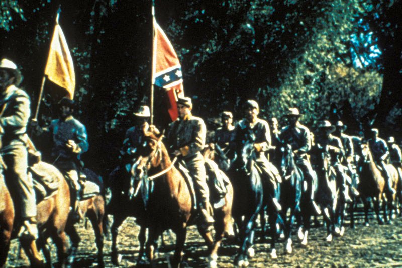 Die Truppen der Konföderierten rücken vor. – Bild: ZDF /​ © Warner Bros. Entertainment Inc.