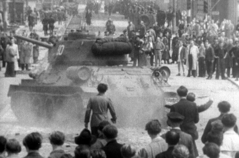 Im Einsatz gegen das eigene Volk wurden Panzer zum Werkzeug der Unterdrückung. – Bild: ZDF /​ © Spiegel TV