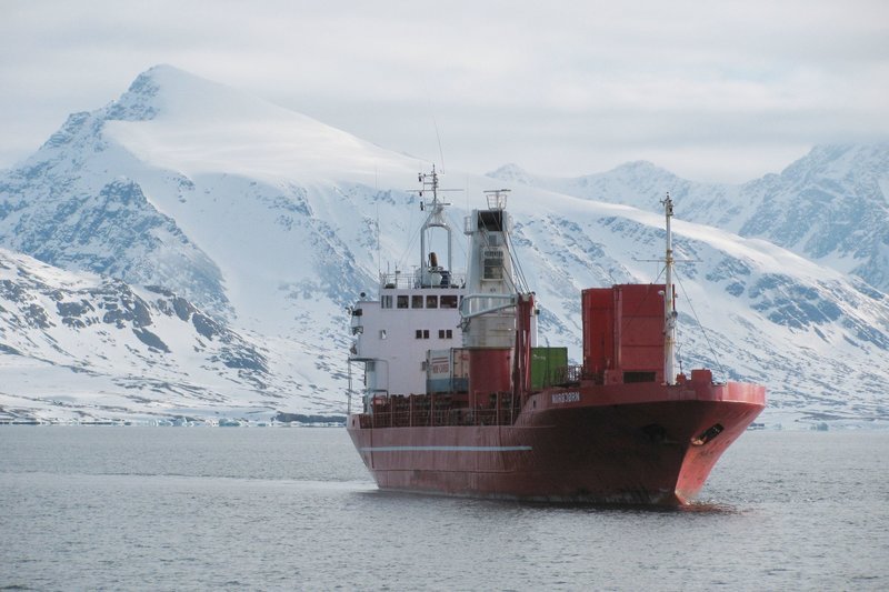 Versorgungsschiff am nördlichsten Hafen der Welt. – Bild: rbb/​Felix Krüger
