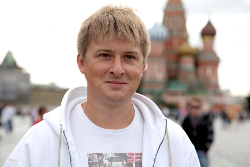 Anton auf dem Roten Platz in Moskau. Er entstammt einer Dynastie von Elitejournalisten in Moskau. Während sein Großvater Politikredakteur der Prawda war, ist Anton nun der stellvertretende Herausgeber eines internationalen Hochglanzmagazins für Männer. – Bild: MDR/ITV Studios/Studio Ostrov Anton auf dem Roten Platz in Moskau. Er entstammt einer Dynastie von Elitejournalisten in Moskau. Während sein Großvater Politikredakteur der Prawda war, ist Anton nun der stellvertretende Herausgeber eines internationalen Hochglanzmagazins für Männer. – Bild: MDR/ITV Studios/Studio Ostrov