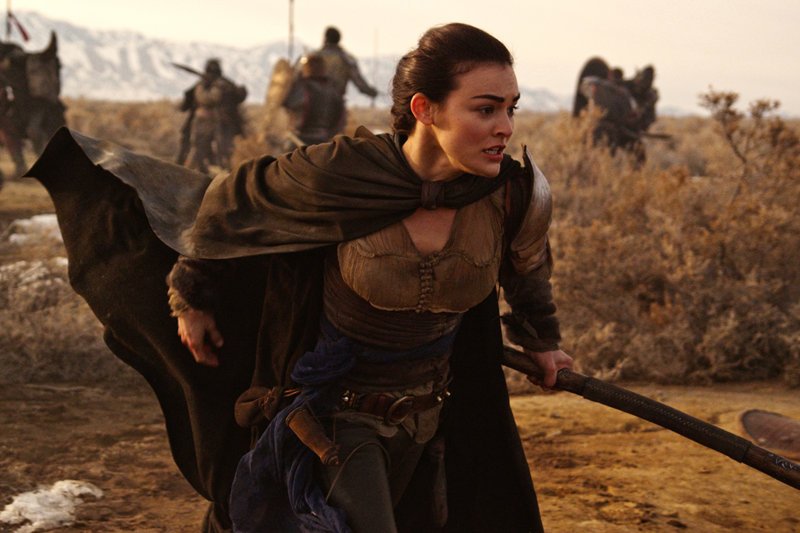 Die junge Magierin Marek (Melanie Stone) besitzt die seltene Gabe Tote auferstehen zu lassen. – Bild: Splendid