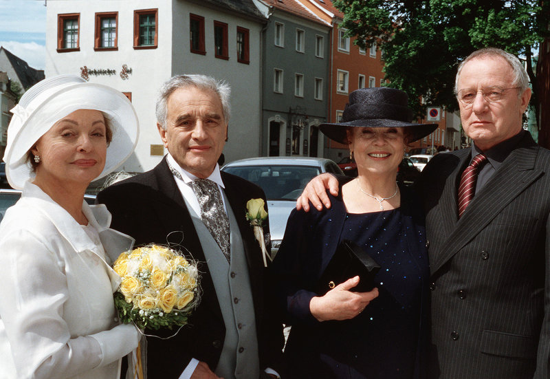 (von links nach rechts) Hanne (Nadja Tiller), Georg (Michael Degen), Barbara (Ursula Karusseit) und Edzard (Jürgen Hentsch). – Bild: SWR/Degeto/Sandor Domonkos (von links nach rechts) Hanne (Nadja Tiller), Georg (Michael Degen), Barbara (Ursula Karusseit) und Edzard (Jürgen Hentsch). – Bild: SWR/Degeto/Sandor Domonkos