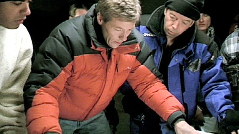 Wird es Michael (Jack Wagner, Mitte), A.J. (Morgan Rusler) und den vielen Helfern gelingen, die Verschütteten zu finden und zu retten …? – Bild: RTL II