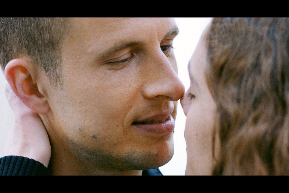 Auf dem Festland angekommen, sieht Alice (Ariane Labed) endlich ihren geliebten Freund Felix (Anders Danielsen Lie) wieder. – Bild: ARTE France / © Pyramide Films