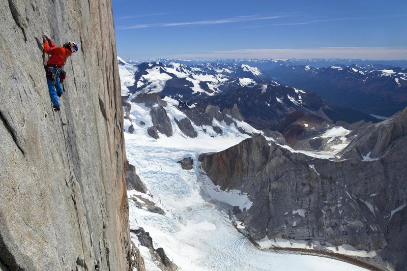 Der Extrem-Kletterer David Lamas hat einen Traum: Er will die glatten Wände des 3.128 Meter hohen Cerro Torre im Freikletterstil erklimmen. Die packende Dokumentation begleitet ihn über mehrere Jahre und zeigt die sportliche und persönliche Entwicklung des Österreichers auf eindrucksvolle Weise … – Bild: Red Bull Content Pool Lizenzbild frei