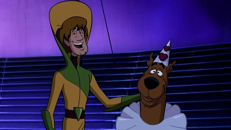 Shaggy und Scooby-Doo ermitteln auf dem Zirkusgelände. – Bild: Super RTL