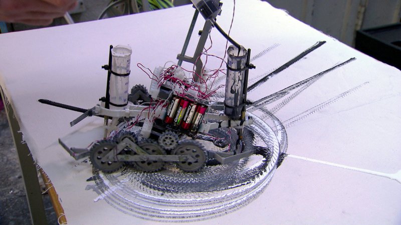 Roboter von Niki Passath beim Malen. – Bild: 3sat Roboter von Niki Passath beim Malen. – Bild: 3sat