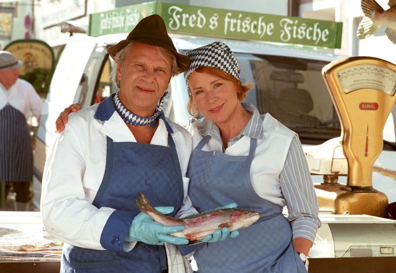 Ein glückliches Paar? Die Eheleute Fred (Peter Sattmann) und Henrike Sattler (Bettina Kupfer). – Bild: NDR/​Degeto/​Marco O. Pichler