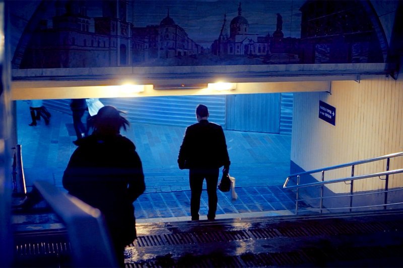 Schatten laufen Stufen eine Unterführung hinunter. – Bild: WDR 