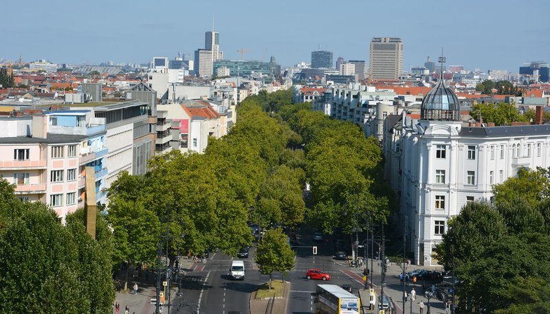 rbb Fernsehen MEIN KU’DAMM, am Freitag (16.01.15) um 21:00 Uhr. Der Ku’damm ist auch 25 Jahre nach dem Mauerfall der beliebteste Boulevard Berlins. Friedrichstraße oder Unter den Linden konnten ihm diesen Rang nicht ablaufen. Ein Grund mag die großbürgerliche Architektur sein – breite Bürgersteige, viel Grün, Mittelstreifen. Reporter Ulli Zelle führt über „seinen“ Kurfürstendamm, trifft Bewohner, Besucher und Promis und erinnert an glanzvolle Zeiten. – Bild: rbb/Franziska Kraft rbb Fernsehen MEIN KU’DAMM, am Freitag (16.01.15) um 21:00 Uhr. Der Ku’damm ist auch 25 Jahre nach dem Mauerfall der beliebteste Boulevard Berlins. Friedrichstraße oder Unter den Linden konnten ihm diesen Rang nicht ablaufen. Ein Grund mag die großbürgerliche Architektur sein – breite Bürgersteige, viel Grün, Mittelstreifen. Reporter Ulli Zelle führt über „seinen“ Kurfürstendamm, trifft Bewohner, Besucher und Promis und erinnert an glanzvolle Zeiten. – Bild: rbb/Franziska Kraft