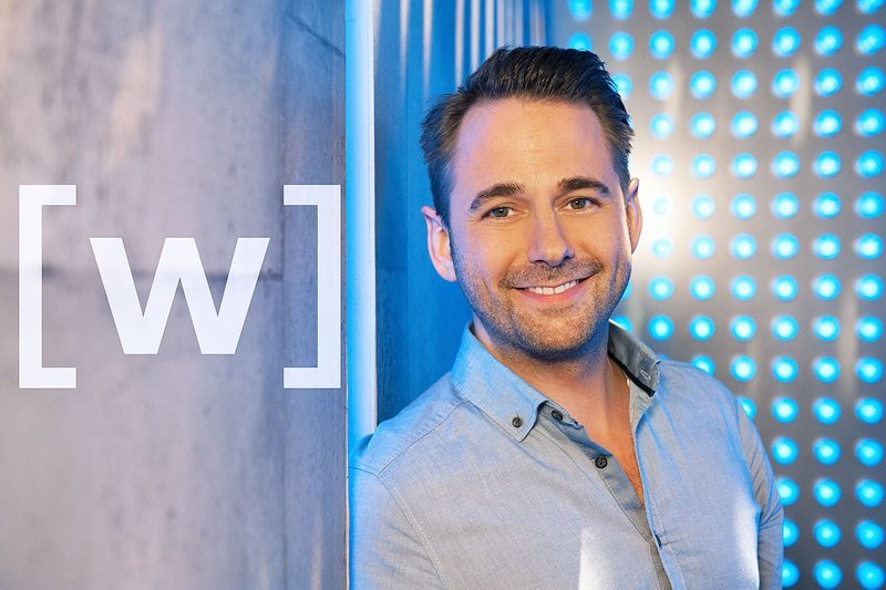 Moderator Dennis Wilms. – Bild: SWR / Stephanie Schweigert