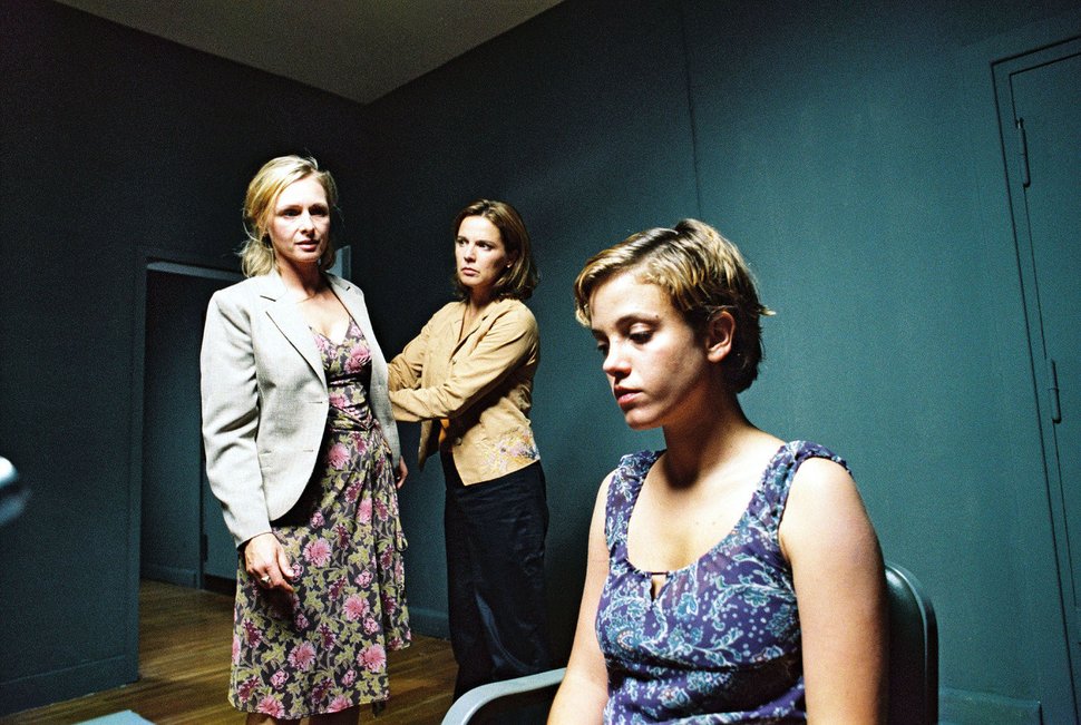 Gabriele (Marita Marschall, l.) und Katja (Désirée Nosbusch, M.) verhören Nicole (Muriel Baumeister, r.). – Bild: Sat.1 Eigenproduktionsbild frei