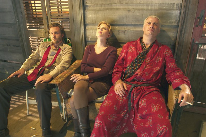 Bobby Long (John Travolta, rechts), Pursy Will (Scrlett Johansson) und Lawson Pines (Gabriel Macht). – Bild: TOBIS FILM GMBH Bobby Long (John Travolta, rechts), Pursy Will (Scrlett Johansson) und Lawson Pines (Gabriel Macht). – Bild: TOBIS FILM GMBH