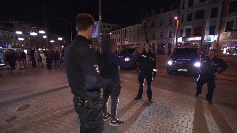 Immer mehr Beamte werden bei ihren Einsätzen verletzt. – Bild: ntv