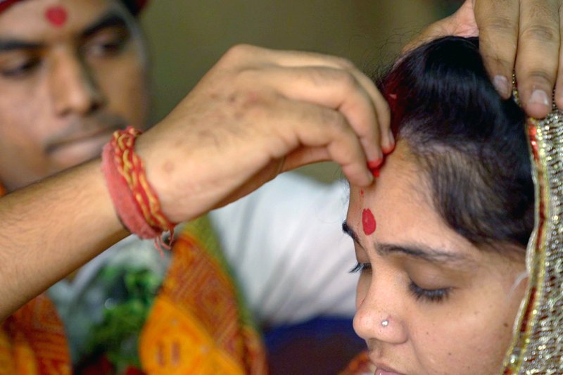Ein roter Pulverstrich im Scheitel symbolisiert die Ehe. Dayita (re.) und Sahil (li.) heiraten in einem Reformtempel - ohne Familie und ohne Fest. – Bild: ZDF / © Surabhi Tandon Ein roter Pulverstrich im Scheitel symbolisiert die Ehe. Dayita (re.) und Sahil (li.) heiraten in einem Reformtempel - ohne Familie und ohne Fest. – Bild: ZDF / © Surabhi Tandon