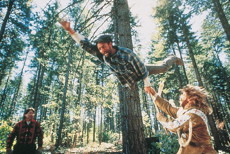 Trapper McKenna (Chuck Norris) schmeisst die Holzfäller aus seinem Wald. – Bild: TMG