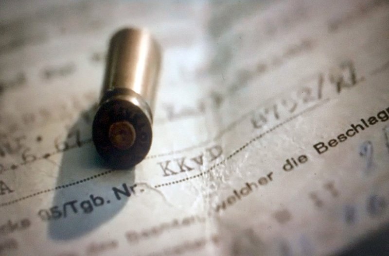 Original Patronenhülse der tödlichen Kugel aus der Pistole von Kurras. – Bild: BR/​rbb/​Dominik Schunk