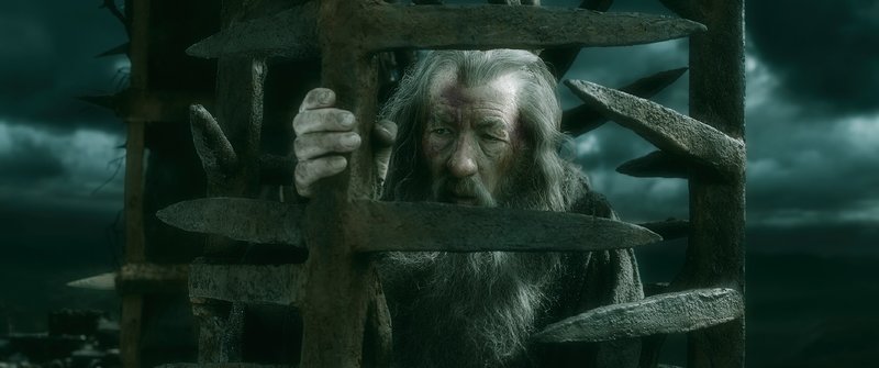 Als Gandalf (Ian McKellen) in Dol Guldur gefangen gehalten wird, scheint seine Lage aussichtslos, denn ohne fremde Hilfe kann ihm die Flucht nicht gelingen... – Bild: MG RTL D / © 2014 METRO-GO Als Gandalf (Ian McKellen) in Dol Guldur gefangen gehalten wird, scheint seine Lage aussichtslos, denn ohne fremde Hilfe kann ihm die Flucht nicht gelingen... – Bild: MG RTL D / © 2014 METRO-GO