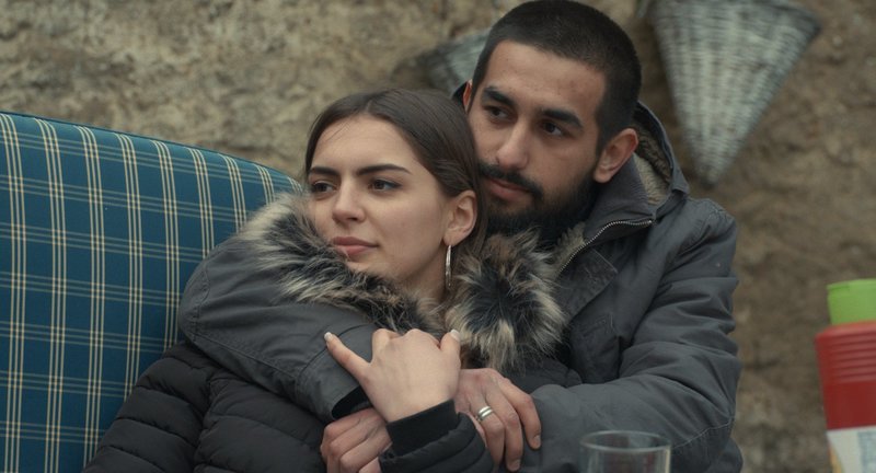 Burcu (Deniz Orta) und Oray (Zejhun Demirov) sollen sich nicht mehr sehen, weil Oray die Scheidungsformel ausgesprochen hat. – Bild: ZDF und Christian Kochmann. Burcu (Deniz Orta) und Oray (Zejhun Demirov) sollen sich nicht mehr sehen, weil Oray die Scheidungsformel ausgesprochen hat. – Bild: ZDF und Christian Kochmann.