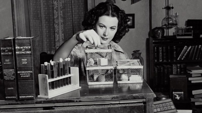 Hedy Lamarr im Labor. – Bild: GEO Television Hedy Lamarr im Labor. – Bild: GEO Television