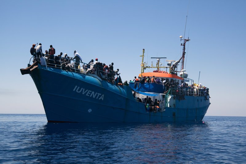 Junge Leute der Hilfsorganisation „Jugend rettet“ fahren mit ihrem eigens für diesen Einsatz umgearbeiteten Frachter „Iuventa“ im Sommer 2016 erstmals auf Hilfsmission ins Mittelmeer, um in Seenot geratene Flüchtlinge aufzunehmen. – Bild: ZDF und Michele Cinque /​ Cesar Dezfuli