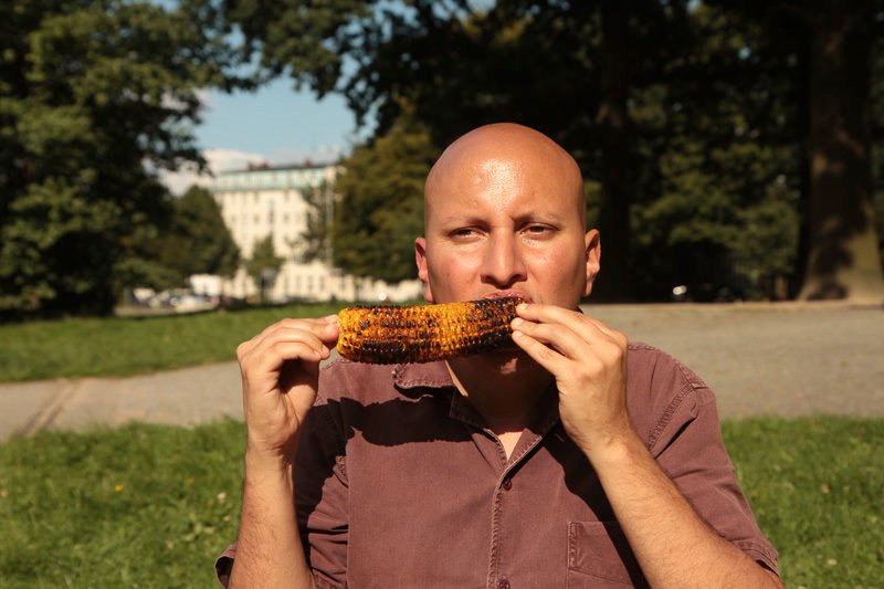 Darío Aguirre ist überzeugter Vegetarier, Altonaer Balkon in Hamburg, Deutschland. – Bild: NDR /​ © Darío Aguirre/​Filmtank