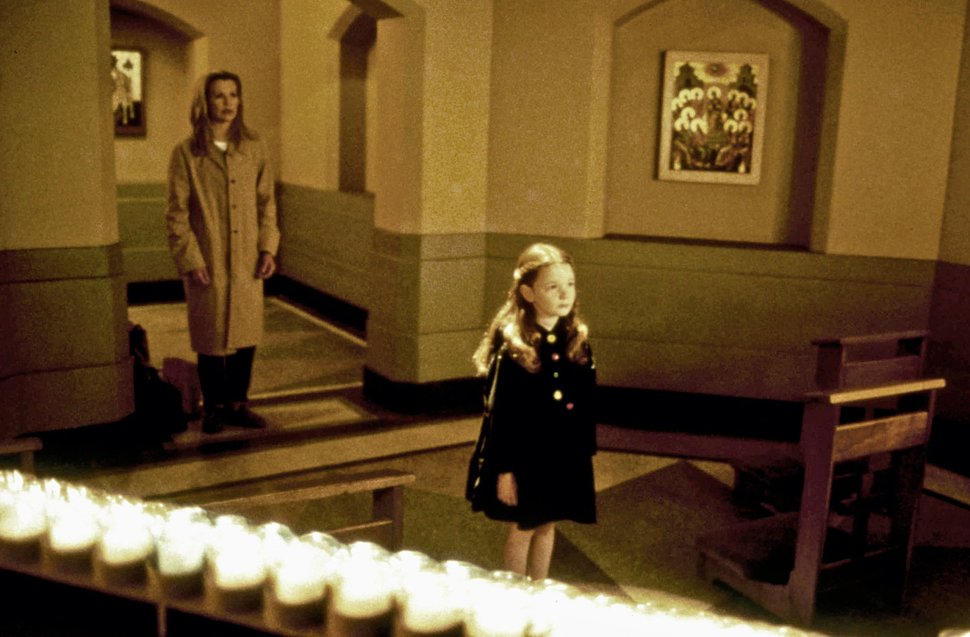 Krankenschwester Maggie O’Connor (Kim Basinger, l.) findet sich selbst plötzlich inmitten einer Verschwörung um eine biblische Prophezeiung wieder, als ihre sechsjährige Nichte Cody O’Connor (Holliston Coleman, r.) von Satanisten bedroht wird. – Bild: ZDF und Michael Gibson