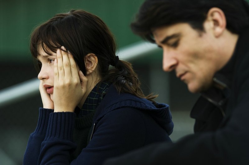 David (Goran Visnjic, r.) und Julie (Alexia Fast, l.) werden von Helen im Stich gelassen. Diese ist schwer depressiv und kann sich nicht mehr um ihre Familie kümmern ... – Bild: Sat 1 Emotions (DE) / Warner Brothers David (Goran Visnjic, r.) und Julie (Alexia Fast, l.) werden von Helen im Stich gelassen. Diese ist schwer depressiv und kann sich nicht mehr um ihre Familie kümmern ... – Bild: Sat 1 Emotions (DE) / Warner Brothers