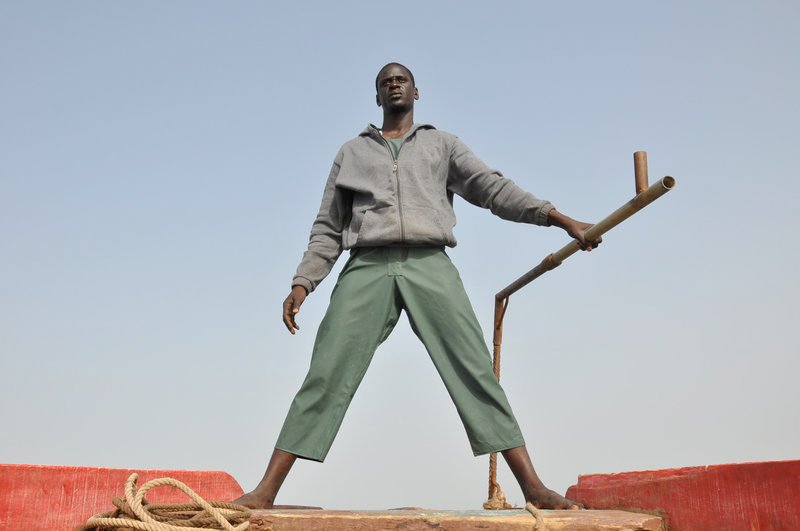 Baye Laye (Souleymane Seye Ndiaye) ist Kapitän einer Piroge und soll 30 Mann, viele ohne jede Vorstellung was sie in naher Zukunft erwartet, auf seinem Fischerboot nach Spanien transportieren. – Bild: ARTE France /​ © Eric Néva/​Les Chauves Souris/​Astou Films