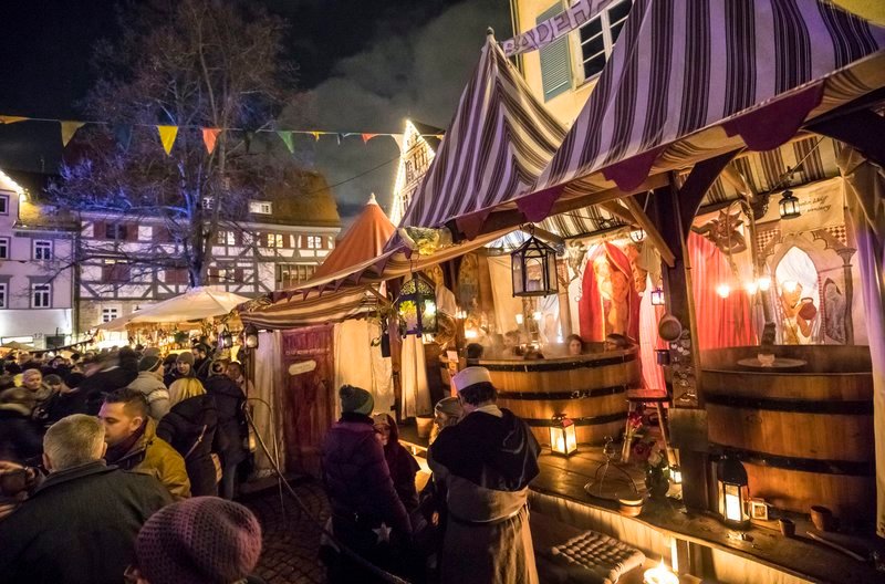Badehaus auf dem Mittelalter-Weihnachtsmarkt Esslingen. – Bild: SWR/​Esslinger Stadtmarketing & Tourismus GmbH