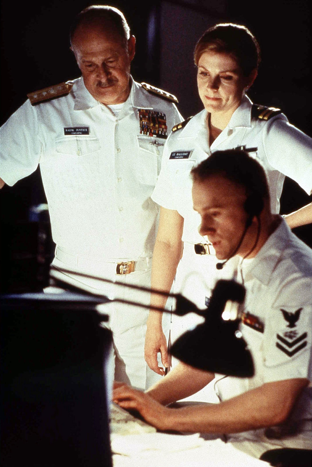 Admiral Eugene Justice (Gerald McRaney) und Lt. Clare Holliday (Tammy Isbell) tun alles, um die USS Lansing zu finden, zu der der Kontakt abgebrochen ist. „Meuterei unter Wasser – USS Lansing antwortet nicht“, 07.06.2008, 20:15 Uhr Abdruck honorarfrei bei Sendehinweis auf Tele 5 bis 2 Tage nach Ausstrahlung. Die Fotos dürfen nicht archiviert und nicht an Dritte weitergeleitet werden. – Gilt auch bei Wdh. – Bild: Tele 5