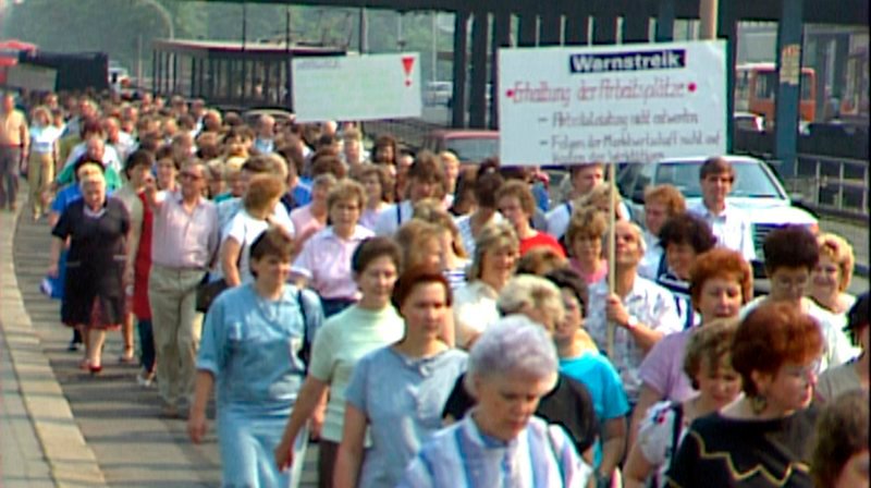 Mai 90: Warnstreik der Beschäftigten von „Goldpunkt“, einer Schuhfabrik in Berlin. Es gibt Gerüchte: die Firma soll geschlossen werden. – Bild: MDR/DFF Mai 90: Warnstreik der Beschäftigten von „Goldpunkt“, einer Schuhfabrik in Berlin. Es gibt Gerüchte: die Firma soll geschlossen werden. – Bild: MDR/DFF