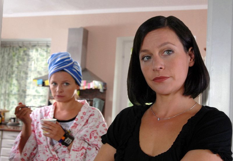 Luisa (Jule Ronstedt, rechts) ist genervt, weil ihre Schwester Jenny (Jule Ronstedt) den Familienalltag durcheinanderbringt. – Bild: ARD Degeto/ARD Degeto/Patrick La Banca Luisa (Jule Ronstedt, rechts) ist genervt, weil ihre Schwester Jenny (Jule Ronstedt) den Familienalltag durcheinanderbringt. – Bild: ARD Degeto/ARD Degeto/Patrick La Banca