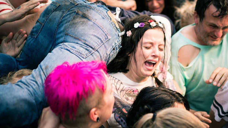 Die Welt stand ihr offen: Antonia Schneider (Jella Haase) stand kurz vor dem Abitur und wollte einfach nur feiern, als sie in den Tunnel der Duisburger Loveparade geriet. – Bild: WDR/​Alexander Fischerkoesen