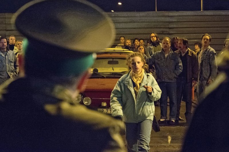 Tragikomödie „Bornholmer Straße“. Erzählt wird die Geschichte um Oberstleutnant Harald Schäfer und die überraschende Wendung am Grenzübergang Bornholmer Straße in den letzten Stunden der DDR von Regisseur Christian Schwochow. Melitta (Jasna Fritzi Bauer) nähert sich dem Grenzübergang, um mit ihrem Freund Axel Hoffmann zu reden, der Dienst hat. – Bild: MDR/UFA FICTION/Nik Konietzny Tragikomödie „Bornholmer Straße“. Erzählt wird die Geschichte um Oberstleutnant Harald Schäfer und die überraschende Wendung am Grenzübergang Bornholmer Straße in den letzten Stunden der DDR von Regisseur Christian Schwochow. Melitta (Jasna Fritzi Bauer) nähert sich dem Grenzübergang, um mit ihrem Freund Axel Hoffmann zu reden, der Dienst hat. – Bild: MDR/UFA FICTION/Nik Konietzny
