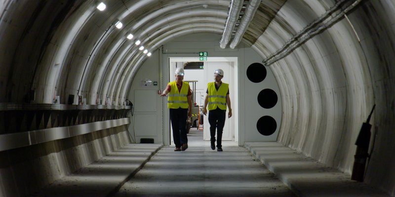 Unterirdische Bunkeranlagen für Atomraketen Plateau d’Albion, Südfrankreich. Gedreht wurde in lange streng geheimen ehemaligen Atomraketenstellungen und Bunkern in Frankreich, Deutschland und der DDR. – Bild: ZDF und CSTV. Unterirdische Bunkeranlagen für Atomraketen Plateau d’Albion, Südfrankreich. Gedreht wurde in lange streng geheimen ehemaligen Atomraketenstellungen und Bunkern in Frankreich, Deutschland und der DDR. – Bild: ZDF und CSTV.