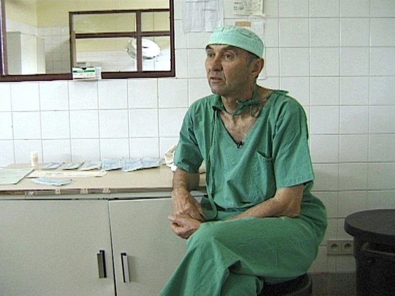 Kinderchirug Dr. med. Alfred Jahn im OP des Zentralkrankenhauses von Kigali, der Hauptstadt Ruandas. – Bild: ZDF und Hans-Dieter Grabe
