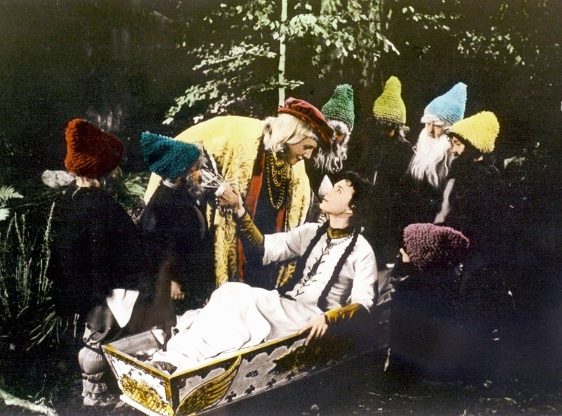 Schneewittchen (Elke Arendt) ist erwacht. Die sieben Zwergen und der Prinz (Nils Clausnitzer) freuen sich. – Bild: SWR/​RBB