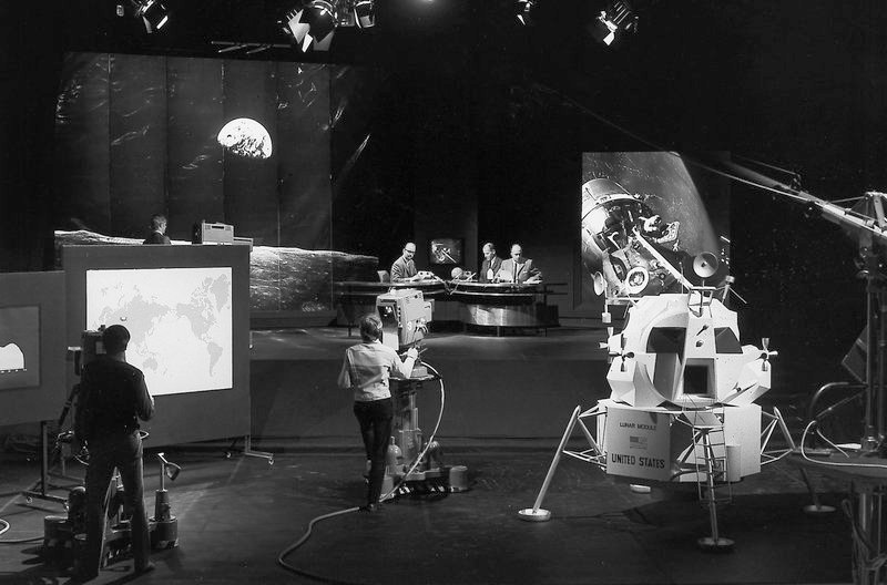 27 Stunden live aus Köln. Als vor 50 Jahren, im Juli 1969, der erste Mensch den Mond betrat, schrieb auch der WDR Geschichte. Es war ein bis dahin noch nie dagewesener Sendemarathon. 60 Techniker, darunter vier Kameramänner, arbeiteten für die Sendung im Schichtbetrieb. Im Dauereinsatz mit dabei: WDR-Redakteur Günter Siefarth, der dafür im Nachhinein den Spitznamen „Mr. Apollo“ bekam. Das Highlight im WDR-Apollo-Studio: ein exakter Kabinen-Nachbau der Mondfähre „Eagle“ („Da stimmt jedes Knöpfchen“) und zwei WDR-Astronauten in nachgeschneiderten Raum-Anzügen. v.l.n.r.: Anatol Johansen, Hans Heine und Günther Siefarth – Bild: WDR/​Klaus Barisch