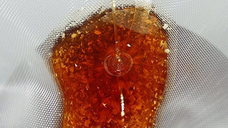 Dem Naturprodukt Honig darf nichts hinzugefügt oder entzogen werden. Nur das Filtern von gröberen Verunreinigungen ist erlaubt. – Bild: ORF