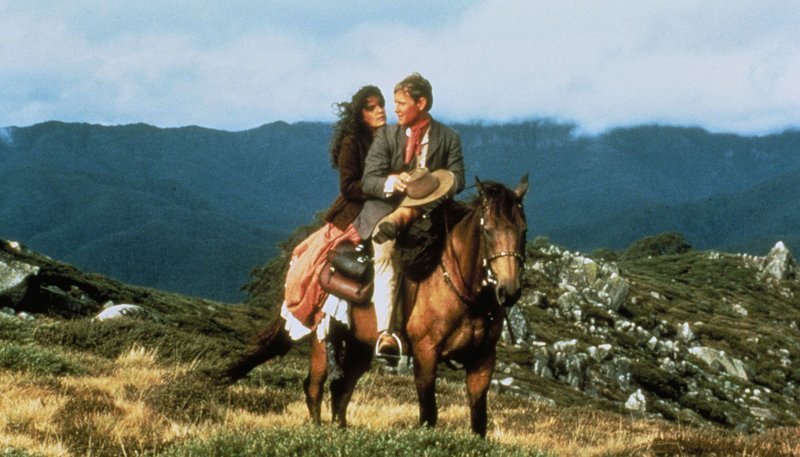 In den australischen Bergen verliebt sich der junge Jim Craig (Tom Burlinson) in die hübsche Farmerstochter Jessica (Sigrid Thornton). – Bild: MDR/​20th Century Fox