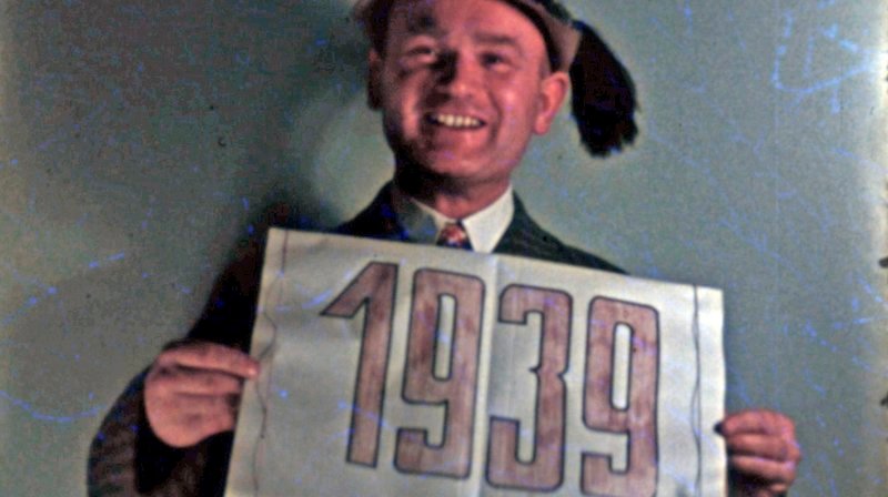 Walther Lenger aus Leipzig freut sich an Silvester 1939 auf das neue Jahr. Zum Jahrestag des Kriegsbeginns vor 80 Jahren gewährt die Doku mit unveröffentlichtem privatem Filmmaterial einen ganz persönlichen Blick auf das Leben in NS-Diktatur und Krieg. – Bild: phoenix/​ZDF/​AKH