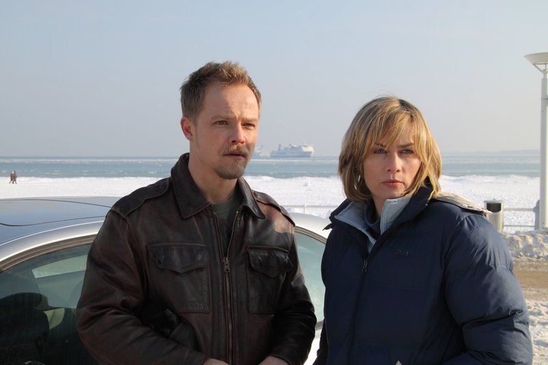 Tina Campenhausen (Gesine Cukrowski) und ihr Kollege Christoph Pensin (Matthias Koeberlin) werden zu einem Mordfall in einem Strandhotel gerufen. – Bild: ZDF und Stephan Persch
