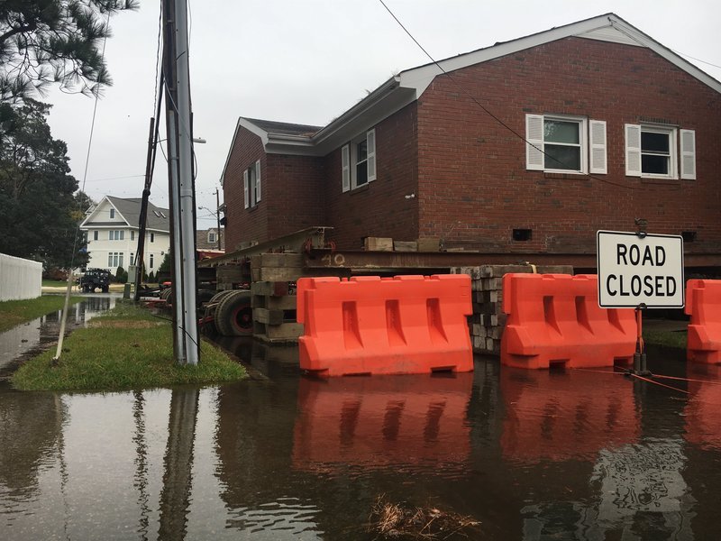 Hochgebockt und vor der Flut gerettet: Wohnhaus in Norfolk, Virginia, während des verstärkten Gezeiten-Hochwassers. – Bild: ZDF und Caitlin Saks. Hochgebockt und vor der Flut gerettet: Wohnhaus in Norfolk, Virginia, während des verstärkten Gezeiten-Hochwassers. – Bild: ZDF und Caitlin Saks.