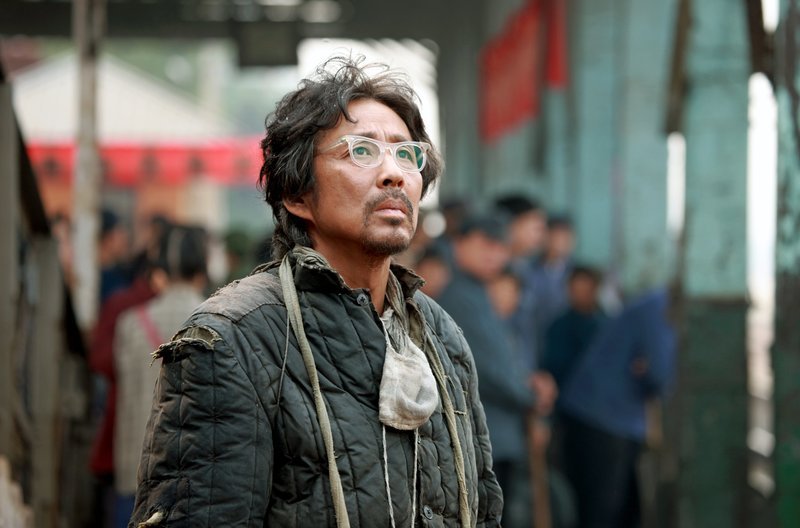 Lu Yanshis (Chen Daoming) Rückkehr bringt seine Familie in ernsthafte Schwierigkeiten. – Bild: ARTE France /​ © Bai XiaoYan