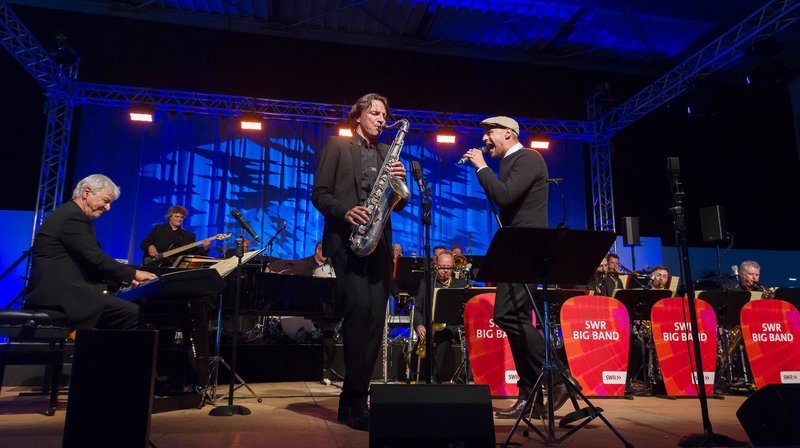 Die SWR Big Band und Max Mutzke – Bild: ZDF und SWR/​tbs-Foto.