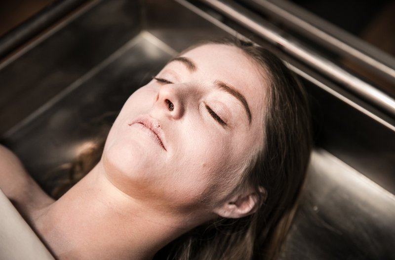 Die Studentin Sarah (Paula Kroh) liegt im Leichenschauhaus. – Bild: ARD Degeto/Sofie Silbermann Die Studentin Sarah (Paula Kroh) liegt im Leichenschauhaus. – Bild: ARD Degeto/Sofie Silbermann