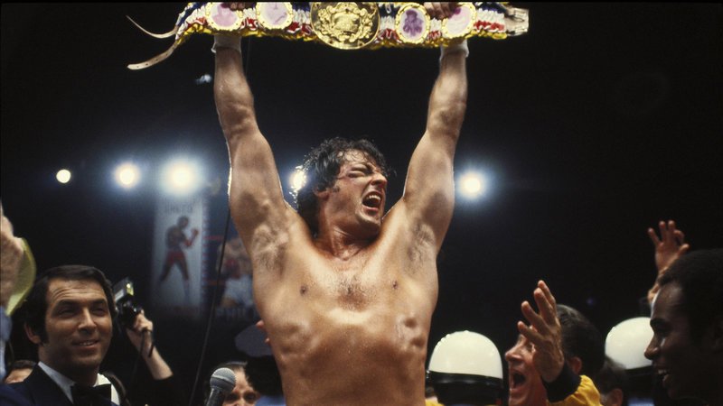 Nach einem langen, harten Kampf hat Rocky Balboa es geschafft: Er ist Weltmeister im Schwergewicht. – Bild: RTL Zwei