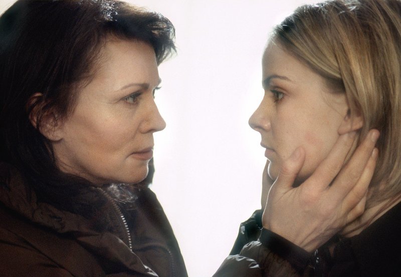 Luisa (Iris Berben) macht sich Sorgen um ihre Tochter Kay (Denise Zich). – Bild: NDR