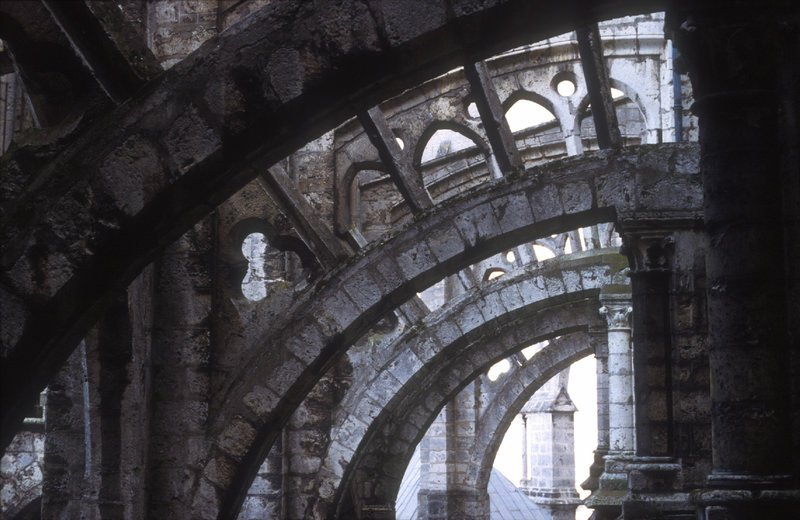 Das Strebewerk der Kathedrale Notre-Dame de Chartres (11.-13. Jh.), Frankreich. – Bild: ZDF und Milos Vendlek